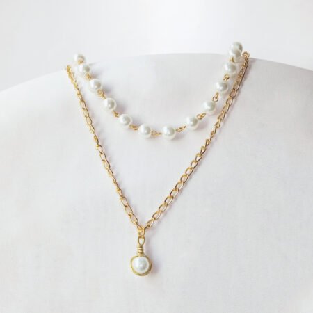 سلسلة من اللؤلؤ الأبيض